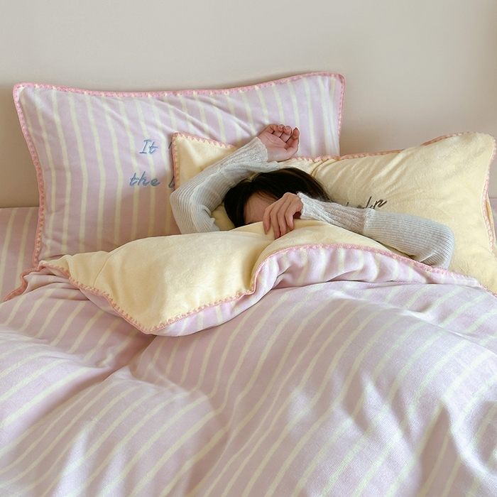 91家纺网 家纺一手货源 找家纺 桃子家居 2025新款A类ins三角针撞色格子条纹织标高级刺绣小清新加厚牛奶绒系列四件套 绒三角针-茉粉奶黄