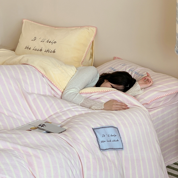 91家纺网 家纺一手货源 找家纺 桃子家居 2025新款A类ins三角针撞色格子条纹织标高级刺绣小清新加厚牛奶绒系列四件套 绒三角针-茉粉奶黄