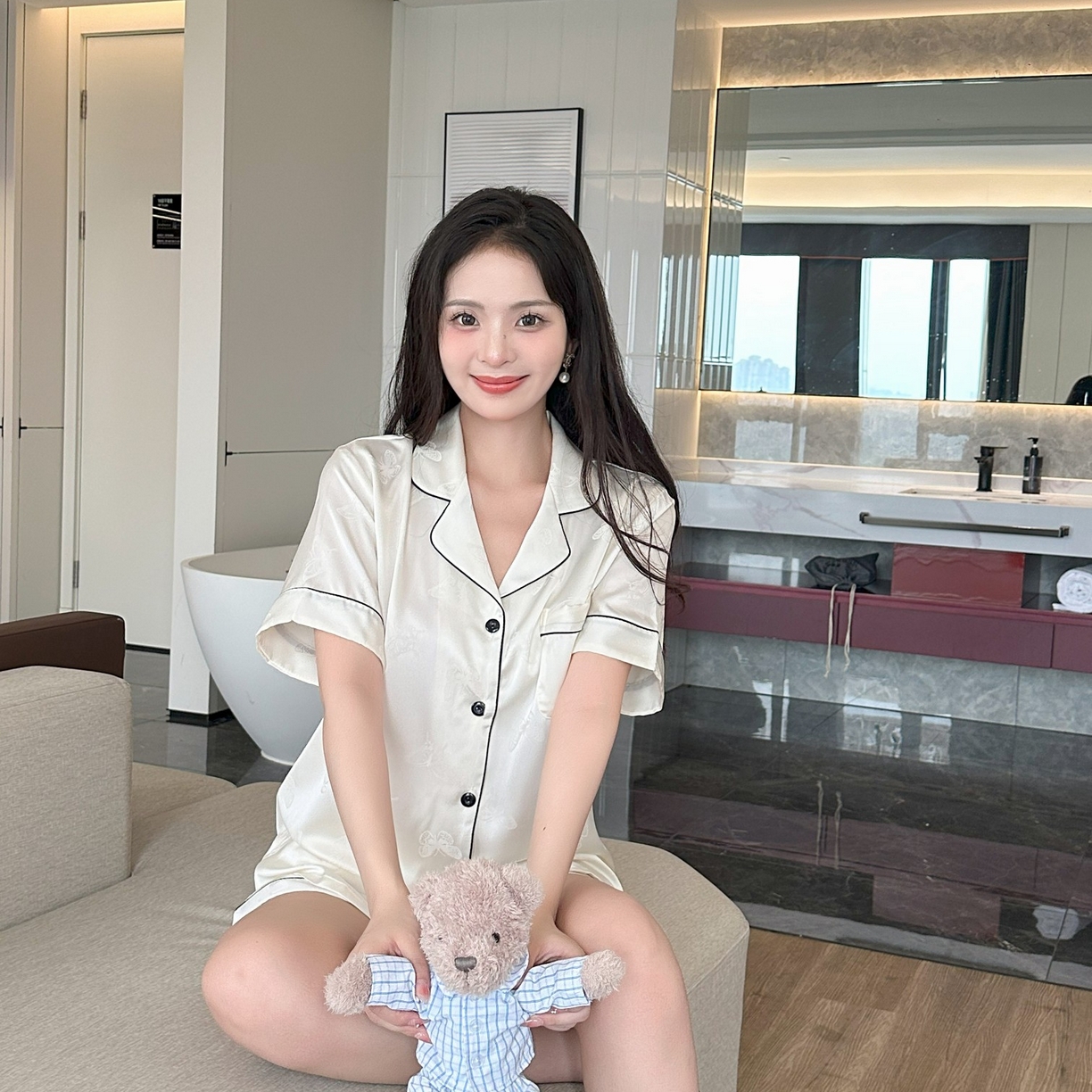 91家纺网 家纺一手货源 找家纺 妍景家居生活馆 2025新款冰雪丝简约小翻领短袖短裤 白色