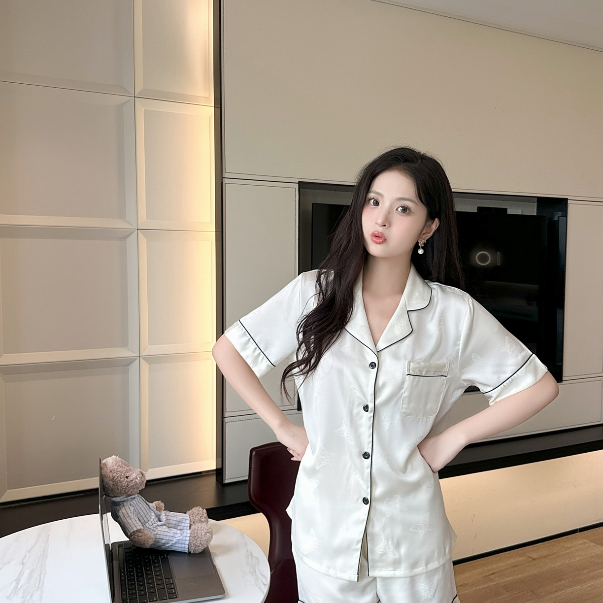 91家纺网 家纺一手货源 找家纺 妍景家居生活馆 2025新款冰雪丝简约小翻领短袖短裤 白色