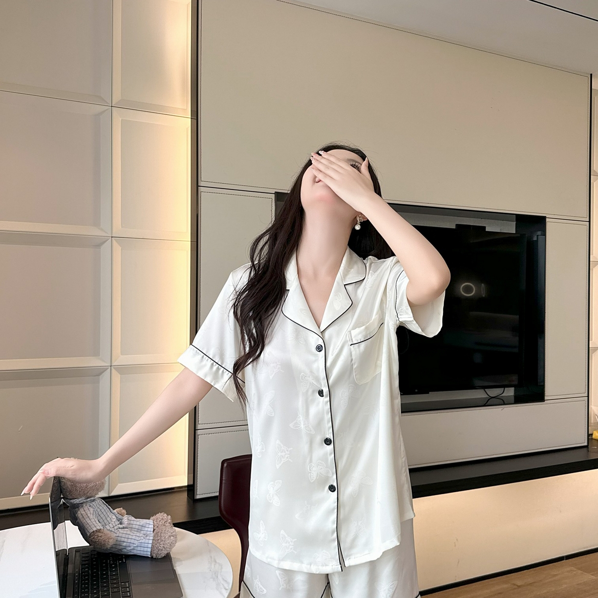 91家纺网 家纺一手货源 找家纺 妍景家居生活馆 2025新款冰雪丝简约小翻领短袖短裤 白色