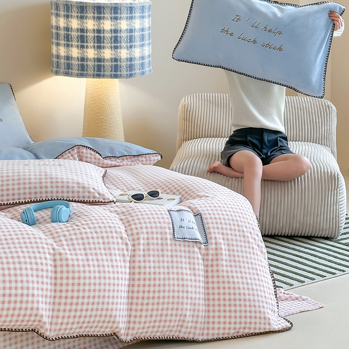 91家纺网 家纺一手货源 找家纺 桃子家居 2025新款A类ins三角针撞色格子条纹织标高级刺绣小清新加厚牛奶绒系列四件套 绒三角针-茉莉海盐