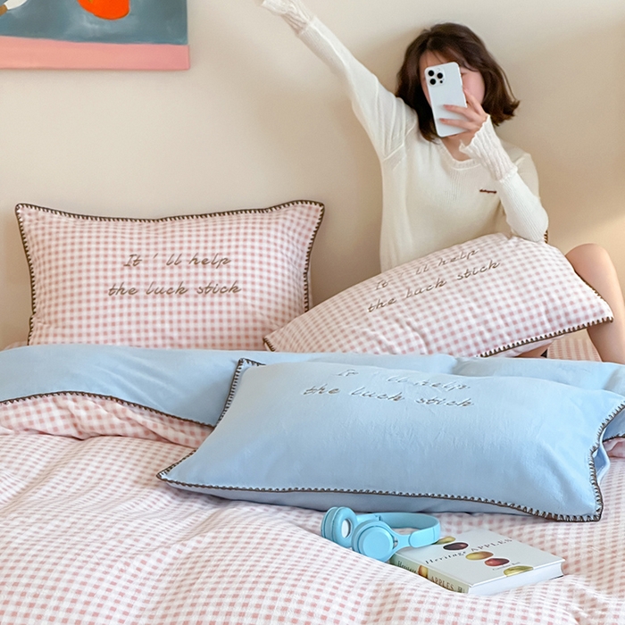 91家纺网 家纺一手货源 找家纺 桃子家居 2025新款A类ins三角针撞色格子条纹织标高级刺绣小清新加厚牛奶绒系列四件套 绒三角针-茉莉海盐