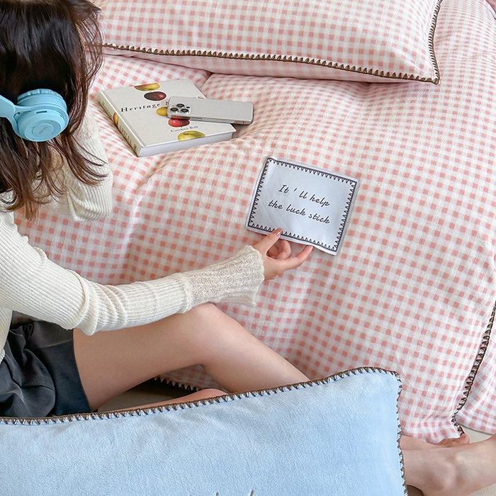 91家纺网 家纺一手货源 找家纺 桃子家居 2025新款A类ins三角针撞色格子条纹织标高级刺绣小清新加厚牛奶绒系列四件套 绒三角针-茉莉海盐