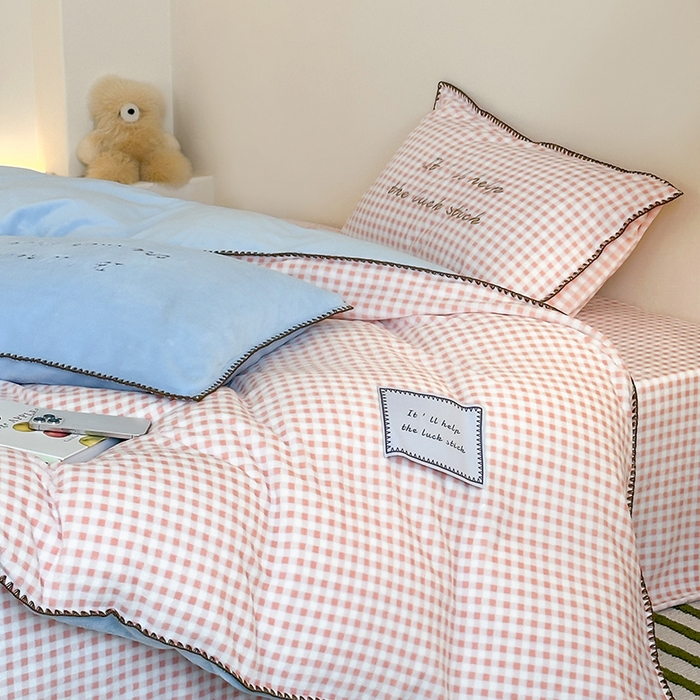 91家纺网 家纺一手货源 找家纺 桃子家居 2025新款A类ins三角针撞色格子条纹织标高级刺绣小清新加厚牛奶绒系列四件套 绒三角针-茉莉海盐