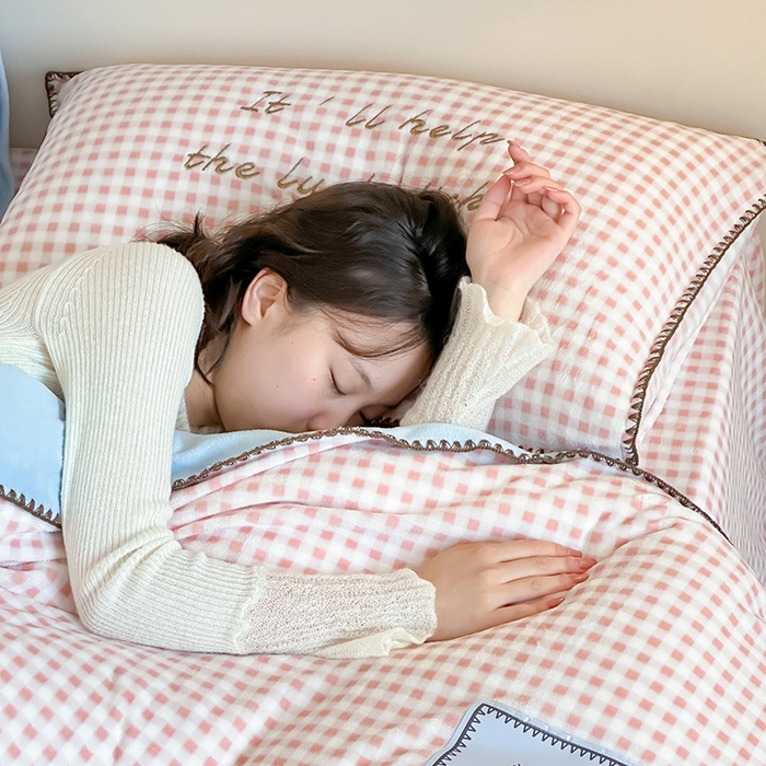 91家纺网 家纺一手货源 找家纺 桃子家居 2025新款A类ins三角针撞色格子条纹织标高级刺绣小清新加厚牛奶绒系列四件套 绒三角针-茉莉海盐