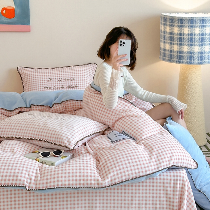 91家纺网 家纺一手货源 找家纺 桃子家居 2025新款A类ins三角针撞色格子条纹织标高级刺绣小清新加厚牛奶绒系列四件套 绒三角针-茉莉海盐