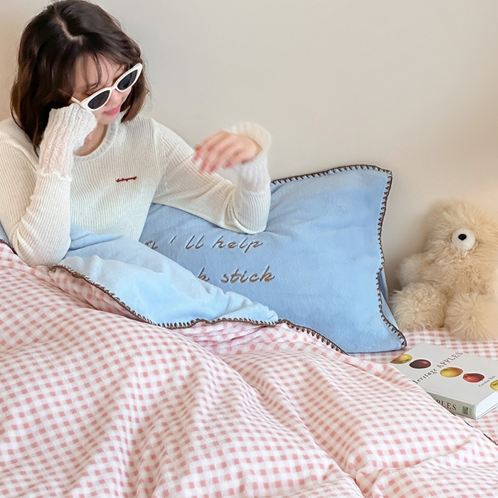 91家纺网 家纺一手货源 找家纺 桃子家居 2025新款A类ins三角针撞色格子条纹织标高级刺绣小清新加厚牛奶绒系列四件套 绒三角针-茉莉海盐