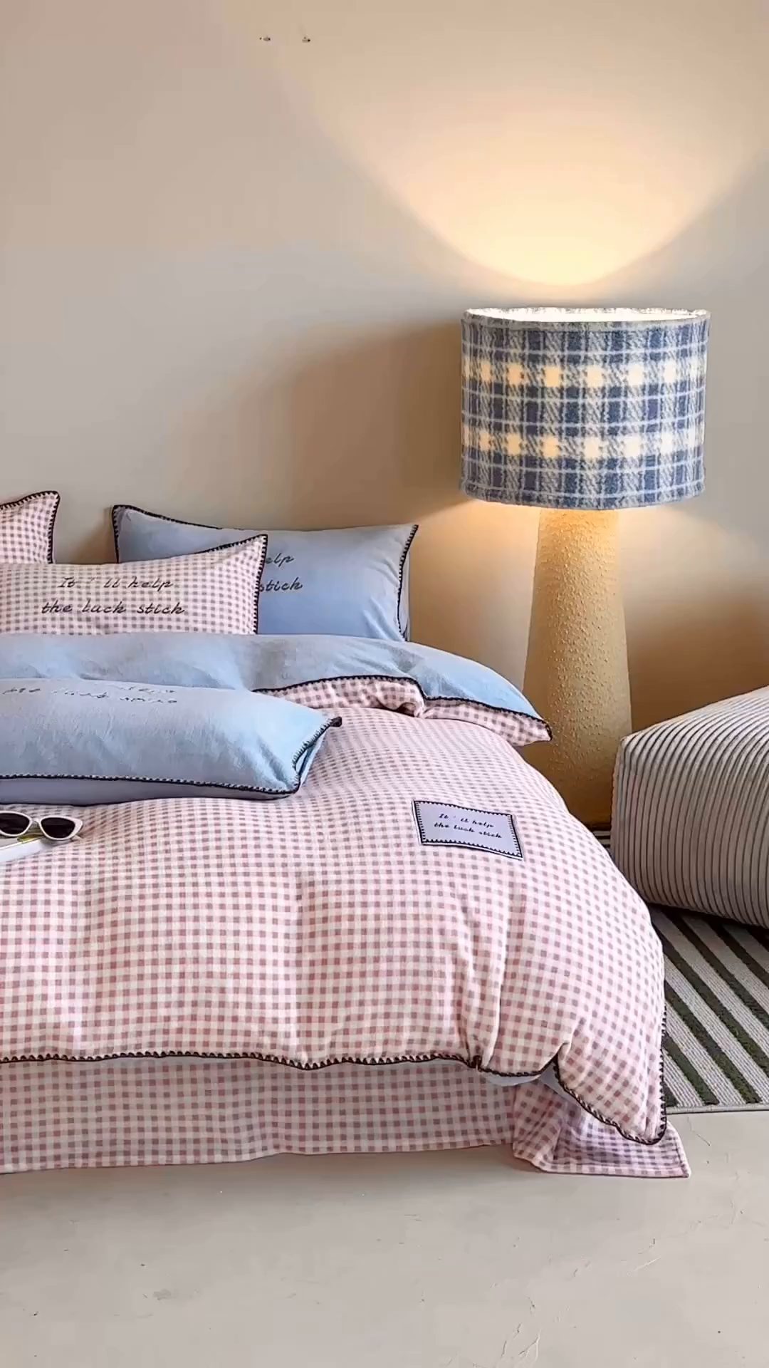 91家纺网 家纺一手货源 找家纺 桃子家居 2025新款A类ins三角针撞色格子条纹织标高级刺绣小清新加厚牛奶绒系列四件套 绒三角针-茉莉海盐