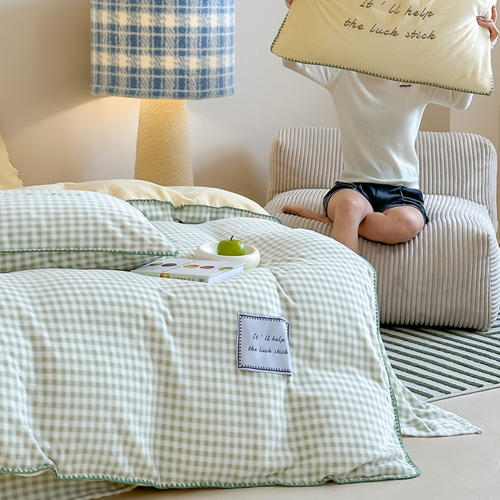 91家纺网 家纺一手货源 找家纺 桃子家居 2025新款A类ins三角针撞色格子条纹织标高级刺绣小清新加厚牛奶绒系列四件套 绒三角针-茉香柠檬