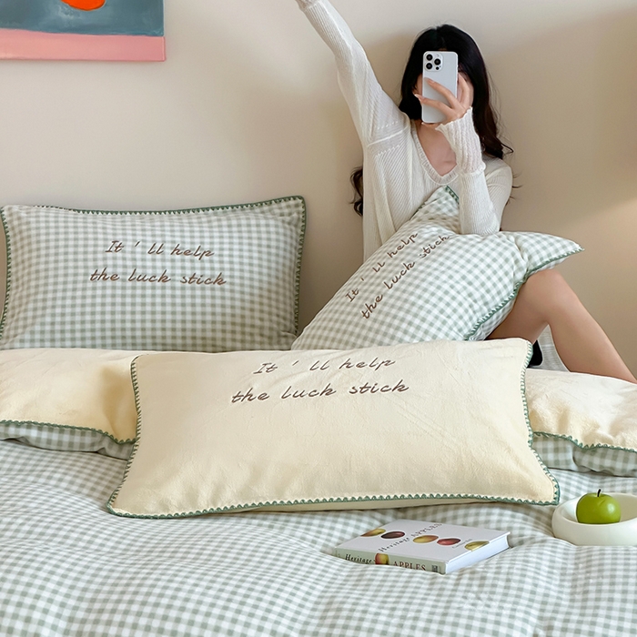 91家纺网 家纺一手货源 找家纺 桃子家居 2025新款A类ins三角针撞色格子条纹织标高级刺绣小清新加厚牛奶绒系列四件套 绒三角针-茉香柠檬