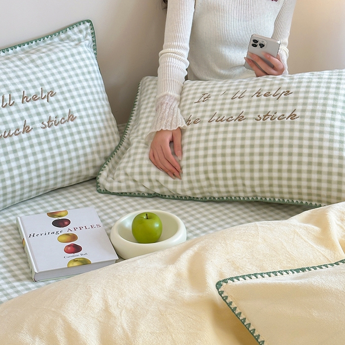 91家纺网 家纺一手货源 找家纺 桃子家居 2025新款A类ins三角针撞色格子条纹织标高级刺绣小清新加厚牛奶绒系列四件套 绒三角针-茉香柠檬