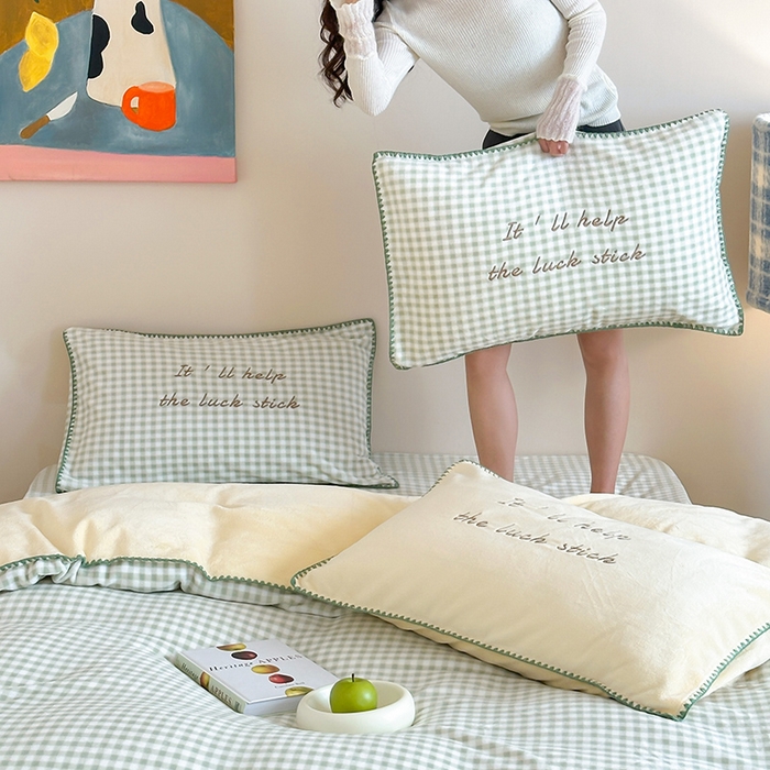 91家纺网 家纺一手货源 找家纺 桃子家居 2025新款A类ins三角针撞色格子条纹织标高级刺绣小清新加厚牛奶绒系列四件套 绒三角针-茉香柠檬