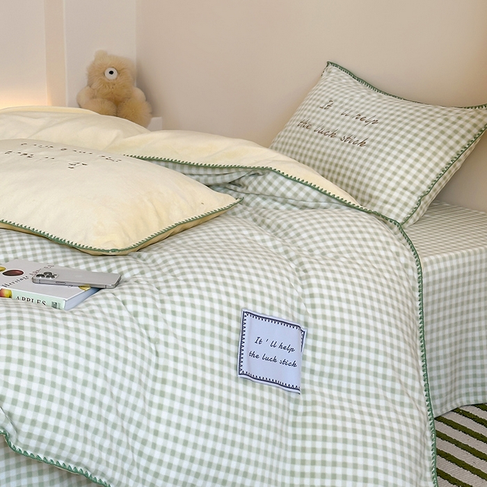 91家纺网 家纺一手货源 找家纺 桃子家居 2025新款A类ins三角针撞色格子条纹织标高级刺绣小清新加厚牛奶绒系列四件套 绒三角针-茉香柠檬