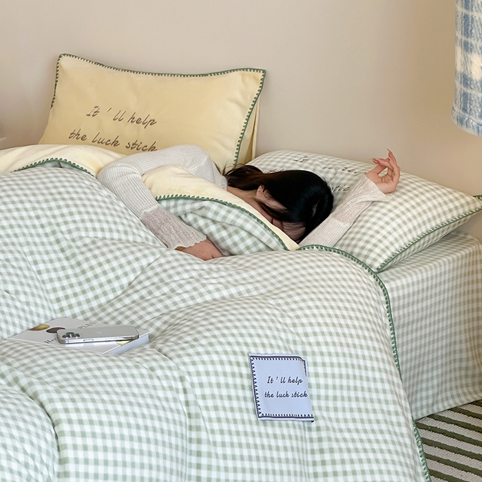 91家纺网 家纺一手货源 找家纺 桃子家居 2025新款A类ins三角针撞色格子条纹织标高级刺绣小清新加厚牛奶绒系列四件套 绒三角针-茉香柠檬