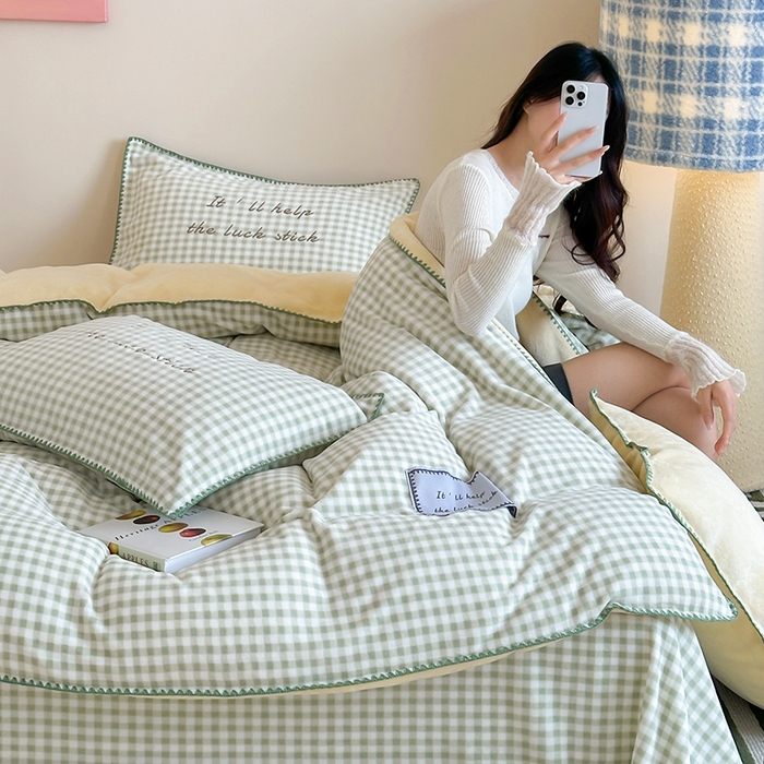 91家纺网 家纺一手货源 找家纺 桃子家居 2025新款A类ins三角针撞色格子条纹织标高级刺绣小清新加厚牛奶绒系列四件套 绒三角针-茉香柠檬