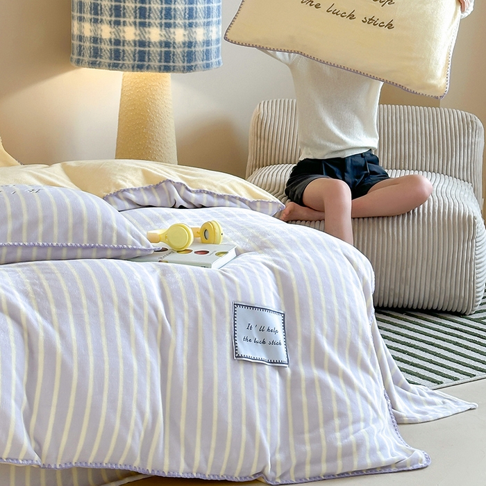 91家纺网 家纺一手货源 找家纺 桃子家居 2025新款A类ins三角针撞色格子条纹织标高级刺绣小清新加厚牛奶绒系列四件套 绒三角针-葡萄奶昔