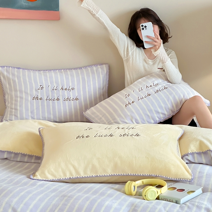 91家纺网 家纺一手货源 找家纺 桃子家居 2025新款A类ins三角针撞色格子条纹织标高级刺绣小清新加厚牛奶绒系列四件套 绒三角针-葡萄奶昔