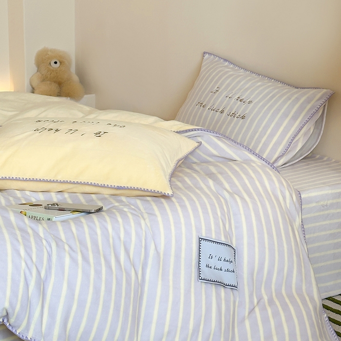 91家纺网 家纺一手货源 找家纺 桃子家居 2025新款A类ins三角针撞色格子条纹织标高级刺绣小清新加厚牛奶绒系列四件套 绒三角针-葡萄奶昔