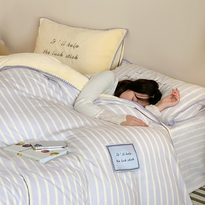 91家纺网 家纺一手货源 找家纺 桃子家居 2025新款A类ins三角针撞色格子条纹织标高级刺绣小清新加厚牛奶绒系列四件套 绒三角针-葡萄奶昔