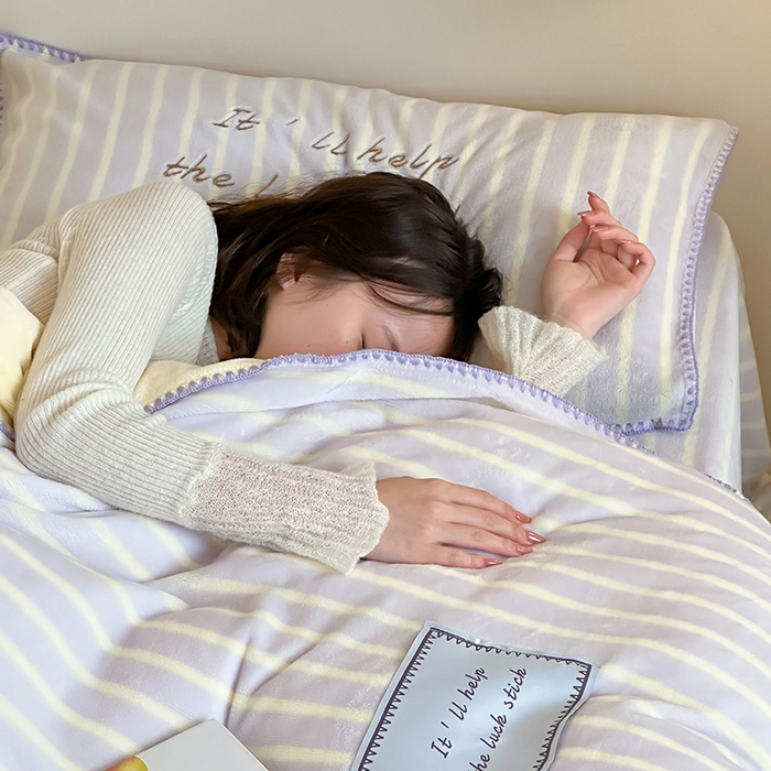 91家纺网 家纺一手货源 找家纺 桃子家居 2025新款A类ins三角针撞色格子条纹织标高级刺绣小清新加厚牛奶绒系列四件套 绒三角针-葡萄奶昔