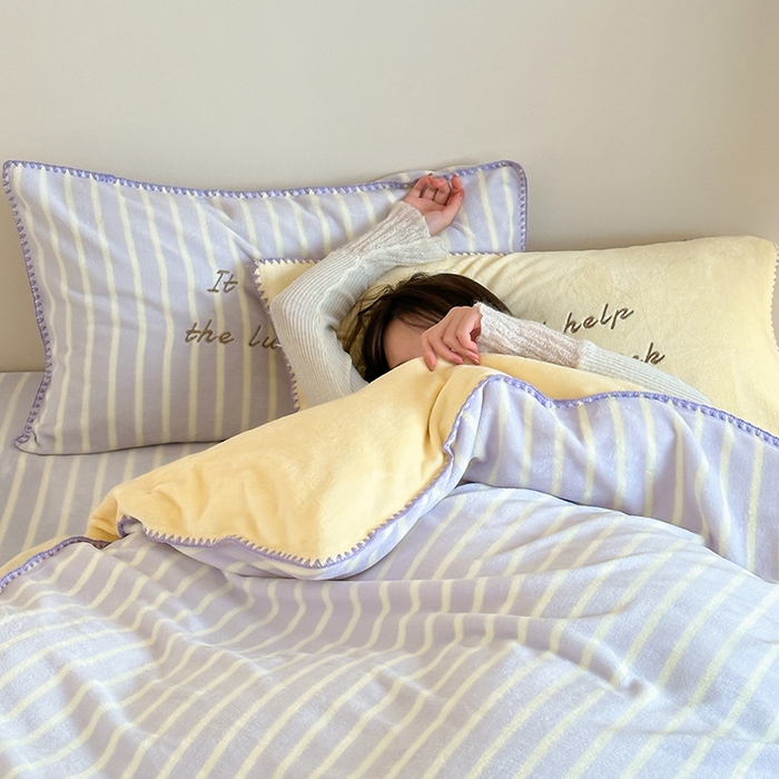 91家纺网 家纺一手货源 找家纺 桃子家居 2025新款A类ins三角针撞色格子条纹织标高级刺绣小清新加厚牛奶绒系列四件套 绒三角针-葡萄奶昔