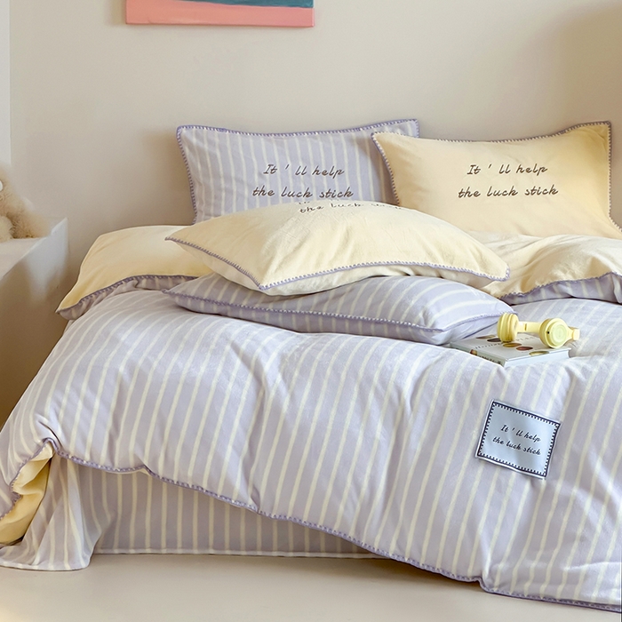 91家纺网 家纺一手货源 找家纺 桃子家居 2025新款A类ins三角针撞色格子条纹织标高级刺绣小清新加厚牛奶绒系列四件套 绒三角针-葡萄奶昔