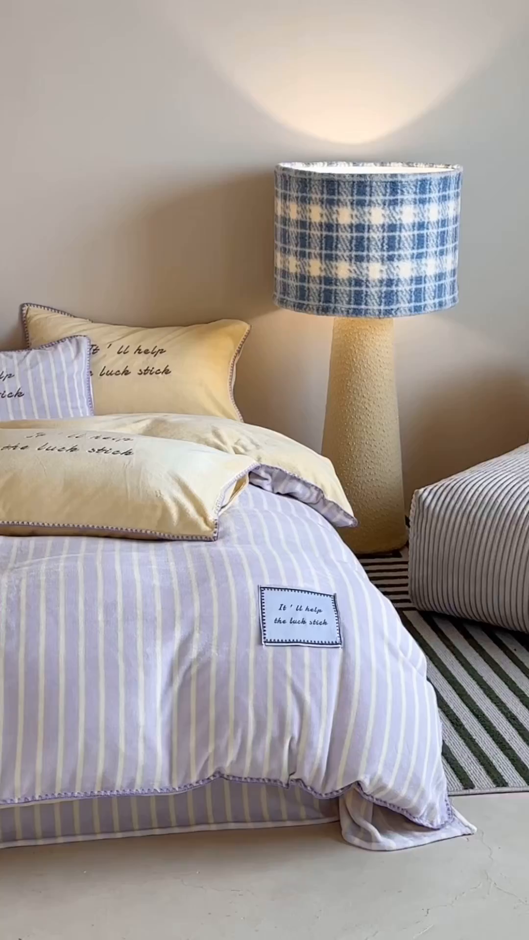 91家纺网 家纺一手货源 找家纺 桃子家居 2025新款A类ins三角针撞色格子条纹织标高级刺绣小清新加厚牛奶绒系列四件套 绒三角针-葡萄奶昔