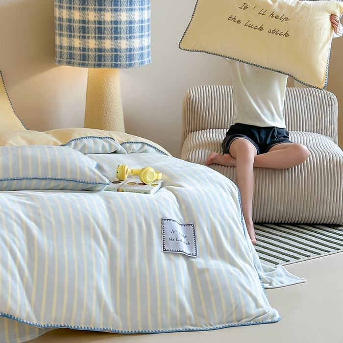 91家纺网 家纺一手货源 找家纺 桃子家居 2025新款A类ins三角针撞色格子条纹织标高级刺绣小清新加厚牛奶绒系列四件套 绒三角针-清新蓝奶黄