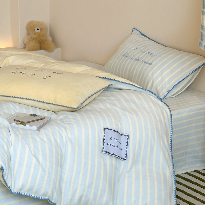 91家纺网 家纺一手货源 找家纺 桃子家居 2025新款A类ins三角针撞色格子条纹织标高级刺绣小清新加厚牛奶绒系列四件套 绒三角针-清新蓝奶黄