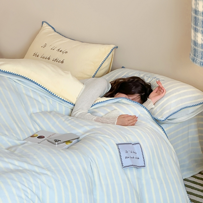 91家纺网 家纺一手货源 找家纺 桃子家居 2025新款A类ins三角针撞色格子条纹织标高级刺绣小清新加厚牛奶绒系列四件套 绒三角针-清新蓝奶黄