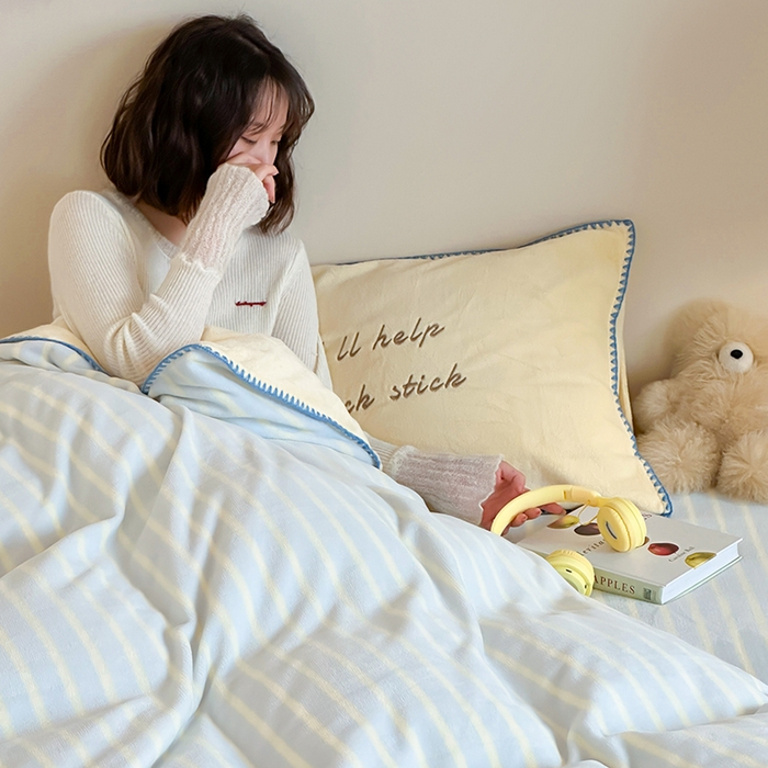 91家纺网 家纺一手货源 找家纺 桃子家居 2025新款A类ins三角针撞色格子条纹织标高级刺绣小清新加厚牛奶绒系列四件套 绒三角针-清新蓝奶黄