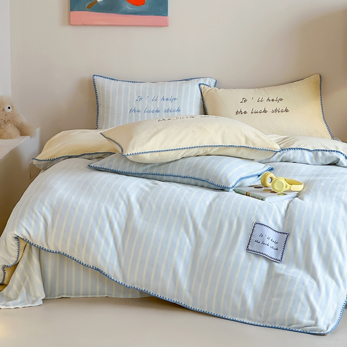 91家纺网 家纺一手货源 找家纺 桃子家居 2025新款A类ins三角针撞色格子条纹织标高级刺绣小清新加厚牛奶绒系列四件套 绒三角针-清新蓝奶黄