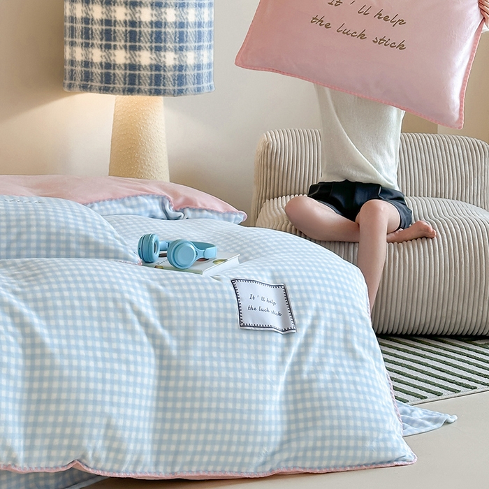 91家纺网 家纺一手货源 找家纺 桃子家居 2025新款A类ins三角针撞色格子条纹织标高级刺绣小清新加厚牛奶绒系列四件套 绒三角针-苏打粉桃