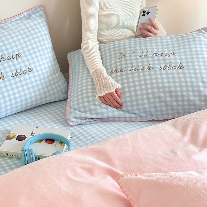 91家纺网 家纺一手货源 找家纺 桃子家居 2025新款A类ins三角针撞色格子条纹织标高级刺绣小清新加厚牛奶绒系列四件套 绒三角针-苏打粉桃