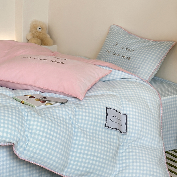 91家纺网 家纺一手货源 找家纺 桃子家居 2025新款A类ins三角针撞色格子条纹织标高级刺绣小清新加厚牛奶绒系列四件套 绒三角针-苏打粉桃