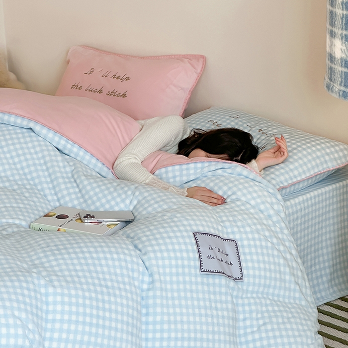 91家纺网 家纺一手货源 找家纺 桃子家居 2025新款A类ins三角针撞色格子条纹织标高级刺绣小清新加厚牛奶绒系列四件套 绒三角针-苏打粉桃