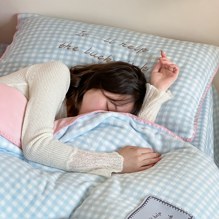 91家纺网 家纺一手货源 找家纺 桃子家居 2025新款A类ins三角针撞色格子条纹织标高级刺绣小清新加厚牛奶绒系列四件套 绒三角针-苏打粉桃