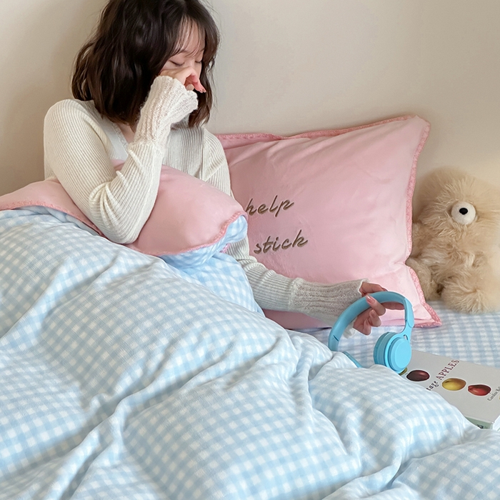 91家纺网 家纺一手货源 找家纺 桃子家居 2025新款A类ins三角针撞色格子条纹织标高级刺绣小清新加厚牛奶绒系列四件套 绒三角针-苏打粉桃