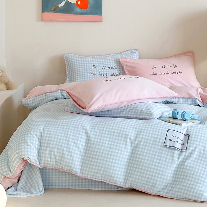 91家纺网 家纺一手货源 找家纺 桃子家居 2025新款A类ins三角针撞色格子条纹织标高级刺绣小清新加厚牛奶绒系列四件套 绒三角针-苏打粉桃