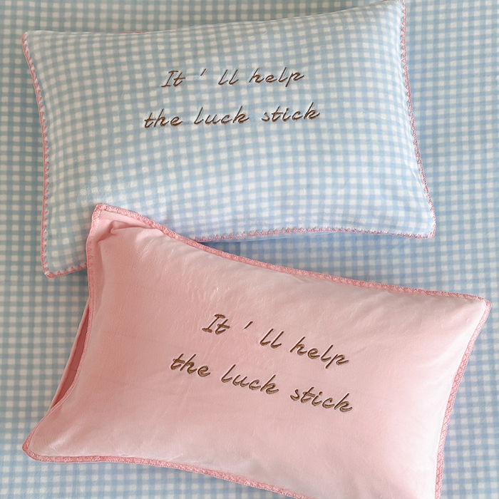 91家纺网 家纺一手货源 找家纺 桃子家居 2025新款A类ins三角针撞色格子条纹织标高级刺绣小清新加厚牛奶绒系列四件套 绒三角针-苏打粉桃