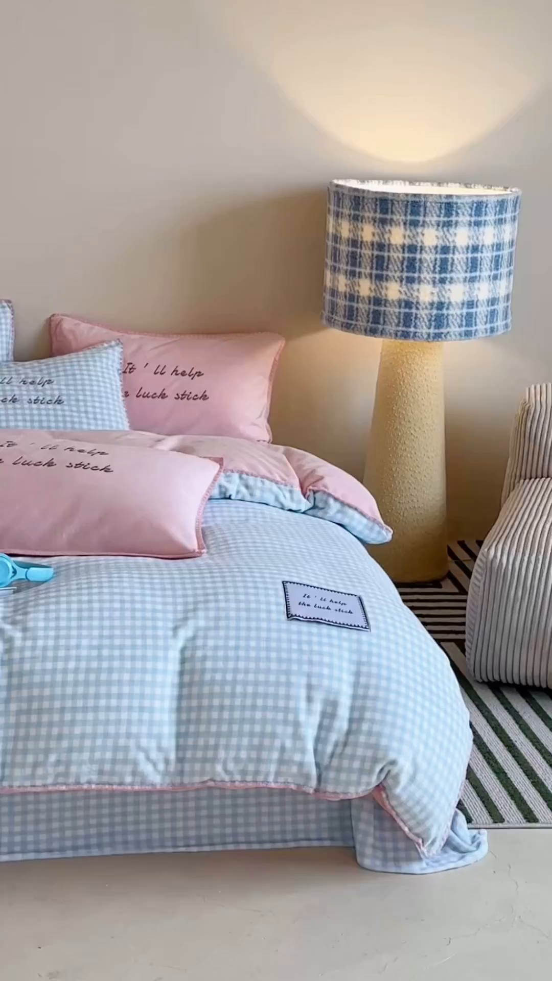 91家纺网 家纺一手货源 找家纺 桃子家居 2025新款A类ins三角针撞色格子条纹织标高级刺绣小清新加厚牛奶绒系列四件套 绒三角针-苏打粉桃