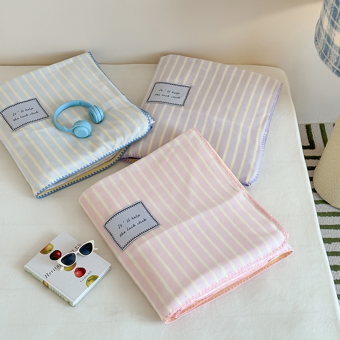 91家纺网 家纺一手货源 找家纺 桃子家居 2025新款A类ins三角针撞色格子条纹织标高级刺绣小清新加厚牛奶绒系列四件套 组合图仅供展示