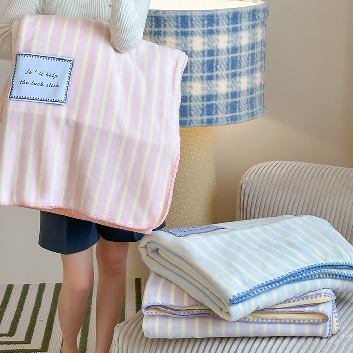 91家纺网 家纺一手货源 找家纺 桃子家居 2025新款A类ins三角针撞色格子条纹织标高级刺绣小清新加厚牛奶绒系列四件套 组合图仅供展示