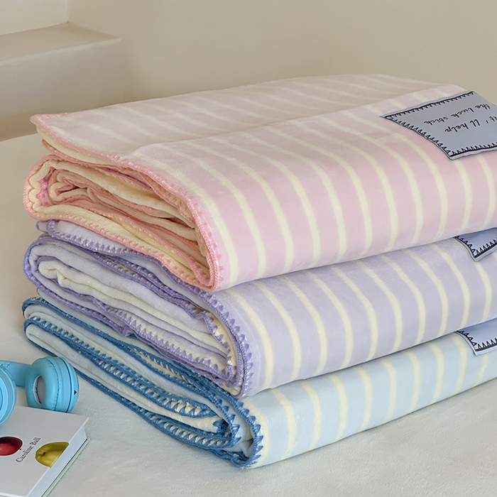 91家纺网 家纺一手货源 找家纺 桃子家居 2025新款A类ins三角针撞色格子条纹织标高级刺绣小清新加厚牛奶绒系列四件套 组合图仅供展示