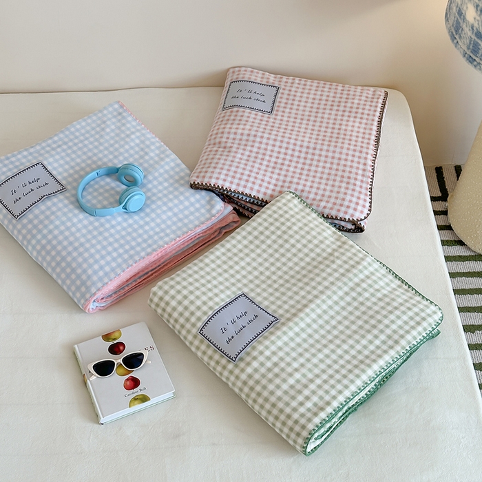 91家纺网 家纺一手货源 找家纺 桃子家居 2025新款A类ins三角针撞色格子条纹织标高级刺绣小清新加厚牛奶绒系列四件套 组合图仅供展示