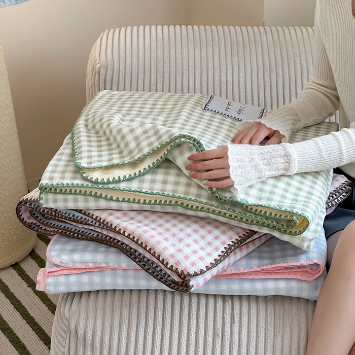 91家纺网 家纺一手货源 找家纺 桃子家居 2025新款A类ins三角针撞色格子条纹织标高级刺绣小清新加厚牛奶绒系列四件套 组合图仅供展示