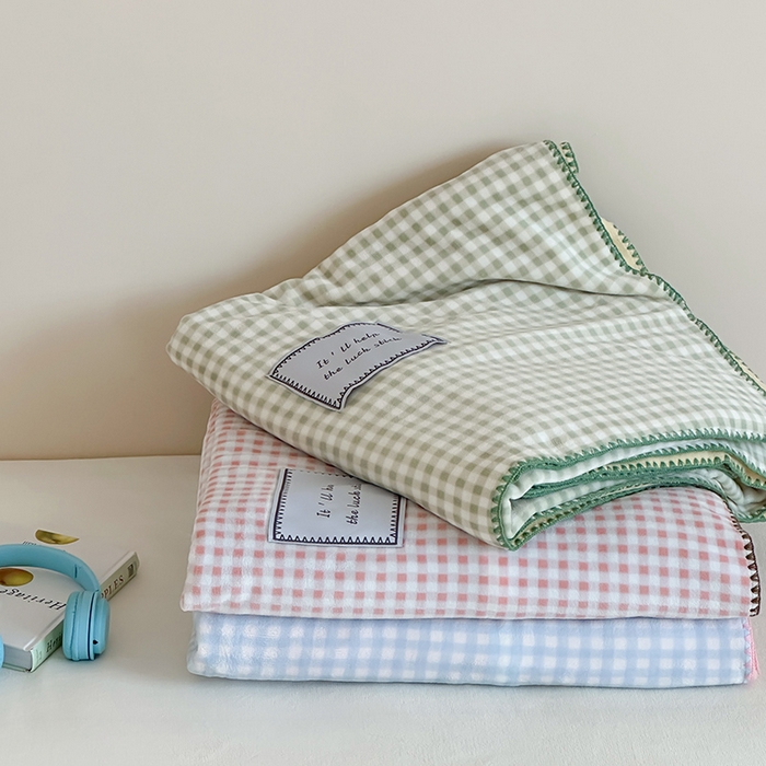 91家纺网 家纺一手货源 找家纺 桃子家居 2025新款A类ins三角针撞色格子条纹织标高级刺绣小清新加厚牛奶绒系列四件套 组合图仅供展示