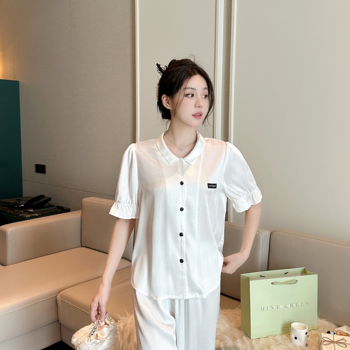 91家纺网 家纺一手货源 找家纺 （总）妍景家居生活馆 2025新款冰雪丝字母翻领短袖长裤