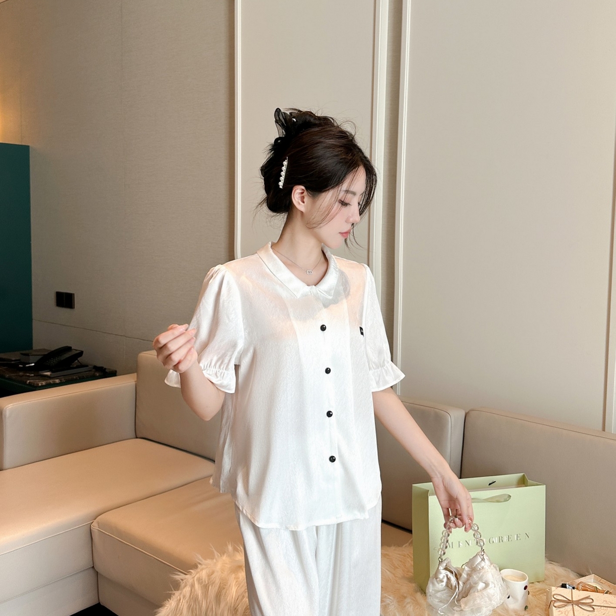 91家纺网 家纺一手货源 找家纺 妍景家居生活馆 2025新款冰雪丝字母翻领短袖长裤 白色